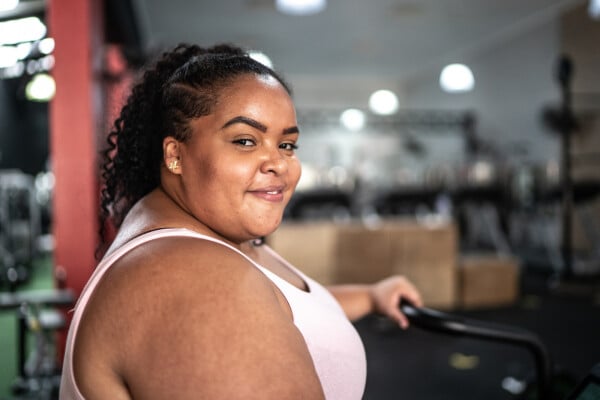 mulher treinando na academia
