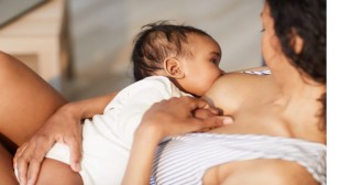 Bebê mamando no peito da mãe