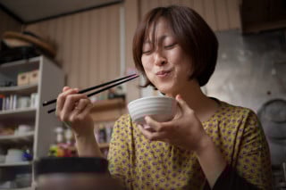 mulher japonesa comendo