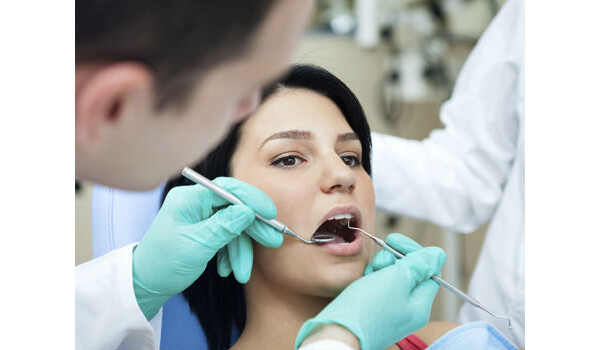 mulher no dentista