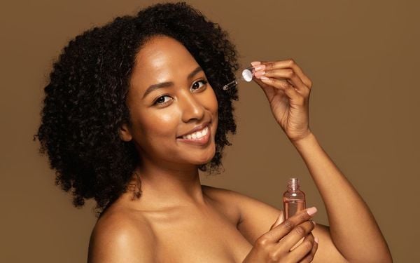 mulher aplicando produto na pele