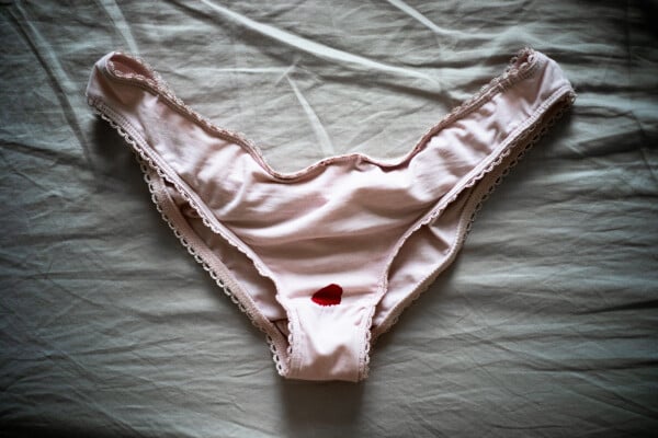 Calcinha manchada com sangue de menstruação