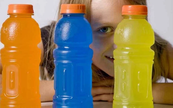Menina atrás de três bebidas isotônicas