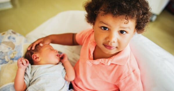 Menino com bebê no colo