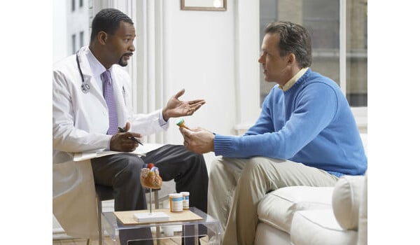 homens em uma consulta médica