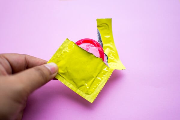 camisinha aberta em fundo rosa
