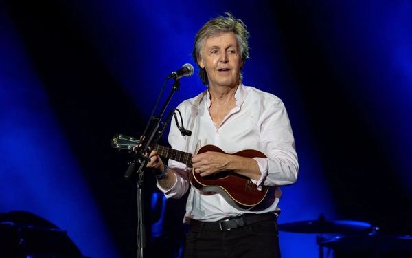 foto de paul mccartney cantando em um show