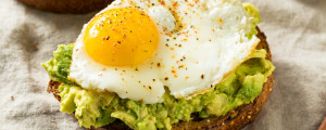 Avocado toast com ovo
